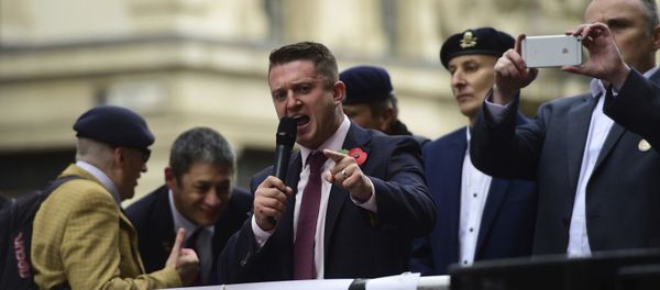 Former English Defence League (EDL) leader Tommy Robinson addresses his supporters as he arrives at the Old Bailey where he is accused of contempt of court, in London, Tuesday, Oct. 23, 2018 Former English Defence League (EDL) leader Tommy Robinson addresses his supporters as he arrives at the Old Bailey where he is accused of contempt of court, in London, Tuesday, Oct. 23, 2018 - Sputnik International