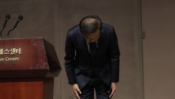 Kinam Kim, President & CEO, Device Solutions, Samsung Electronics bows in apology in Seoul, South Korea, Friday, Nov. 23, 2018 Kinam Kim, President & CEO, Device Solutions, Samsung Electronics bows in apology in Seoul, South Korea, Friday, Nov. 23, 2018 - Sputnik International
