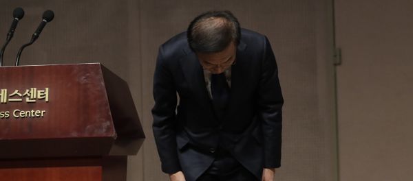 Kinam Kim, President & CEO, Device Solutions, Samsung Electronics bows in apology in Seoul, South Korea, Friday, Nov. 23, 2018 Kinam Kim, President & CEO, Device Solutions, Samsung Electronics bows in apology in Seoul, South Korea, Friday, Nov. 23, 2018 - Sputnik International
