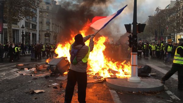 Yellow vests mass protests against the rise in fuel prices in the French capital of Paris Yellow vests mass protests against the rise in fuel prices in the French capital of Paris - Sputnik International