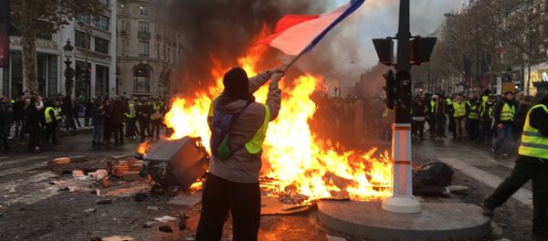 Yellow vests mass protests against the rise in fuel prices in the French capital of Paris Yellow vests mass protests against the rise in fuel prices in the French capital of Paris - Sputnik International