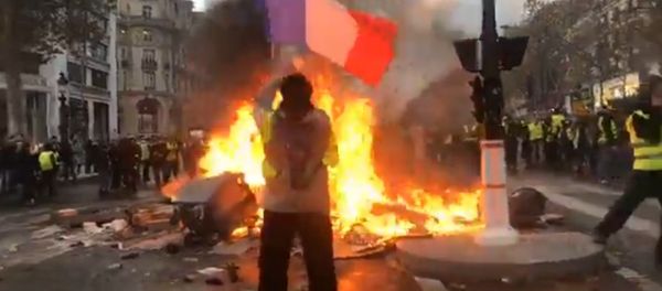 Yellow vests mass protests against the rise in fuel prices in the French capital of Paris Yellow vests mass protests against the rise in fuel prices in the French capital of Paris - Sputnik International
