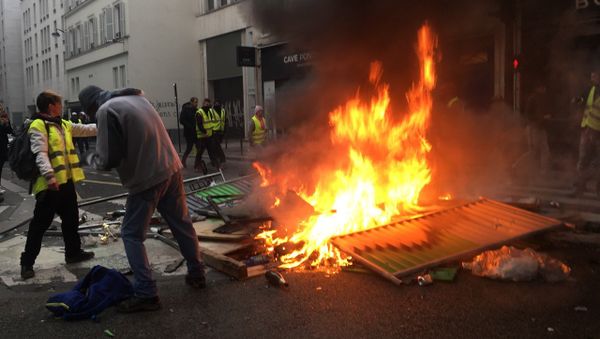 Yellow vests mass protests against the rise in fuel prices in the French capital of Paris Yellow vests mass protests against the rise in fuel prices in the French capital of Paris - Sputnik International