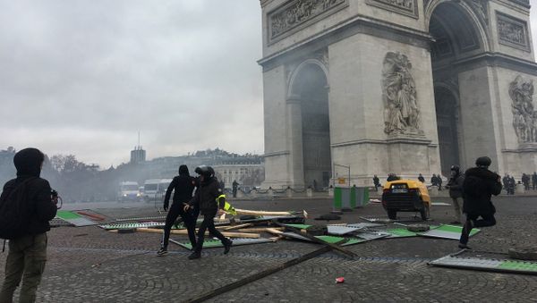 Yellow vests mass protests against the rise in fuel prices in the French capital of Paris - Sputnik International