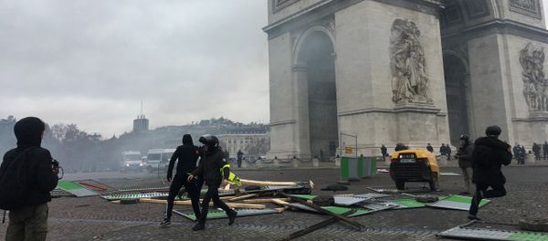 Yellow vests mass protests against the rise in fuel prices in the French capital of Paris Yellow vests mass protests against the rise in fuel prices in the French capital of Paris - Sputnik International