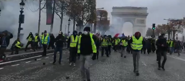 Yellow vests mass protests against the rise in fuel prices in the French capital of Paris - Sputnik International