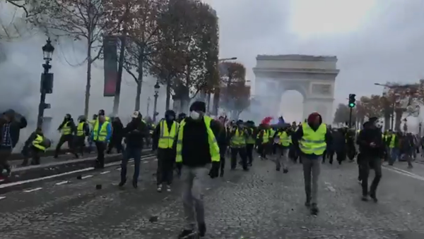Yellow vests mass protests against the rise in fuel prices in the French capital of Paris - Sputnik International