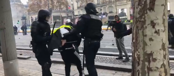 Yellow vests mass protests against the rise in fuel prices in the French capital of Paris Yellow vests mass protests against the rise in fuel prices in the French capital of Paris - Sputnik International