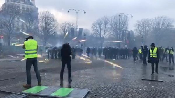 Yellow vests mass protests against the rise in fuel prices in the French capital of Paris - Sputnik International