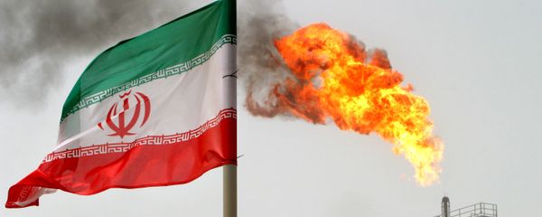 A gas flare on an oil production platform in the Soroush oil fields seen alongside an Iranian flag - Sputnik International