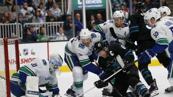 Vancouver Canucks' Anders Nilsson (31) makes a save against San Jose Sharks' Joe Pavelski (8) with the help of Canucks' Christopher Tanev (8) and Michael Del Zotto (4) during the first period of an NHL hockey game in San Jose, Calif., Friday, Nov. 23, 2018 - Sputnik International