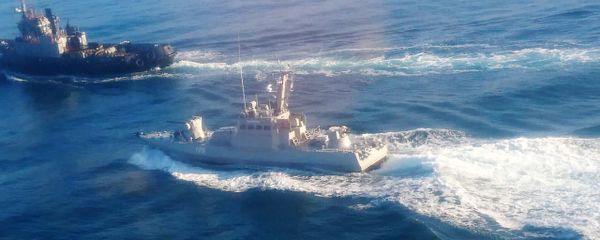 Several Ukrainian warships crossing Russia’s territorial waters and attempting to pass through the Kerch Strait - Sputnik International