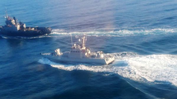 Several Ukrainian warships crossing Russia’s territorial waters and attempting to pass through the Kerch Strait - Sputnik International