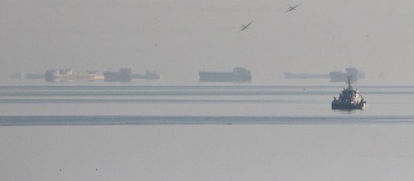 Russian jet fighters fly over vessels after the channel beneath a bridge connecting the Russian mainland with the Crimean Peninsula was blocked November 25, 2018 - Sputnik International