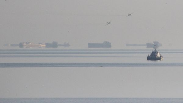Russian jet fighters fly over vessels after the channel beneath a bridge connecting the Russian mainland with the Crimean Peninsula was blocked November 25, 2018 - Sputnik International
