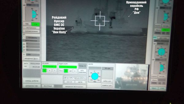 A screen shows a Russian border guard vessel Don stopping a Ukrainian Navy tug boat as three Ukrainian ships attempt to transit from the Black Sea port of Odessa via the Kerch Strait to Mariupol on the Sea of Azov, in the Black Sea in this handout picture taken November 25, 2018 and released by the Ukrainian Navy - Sputnik International
