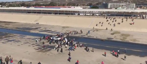 Migrants reportedly attempting to storm U.S.-Mexico border - Sputnik International