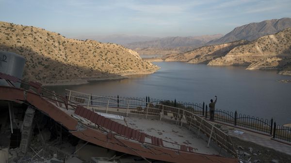 A man takes a picture on the rubble of a destroyed structure after an earthquake in northern Iraq - Sputnik International