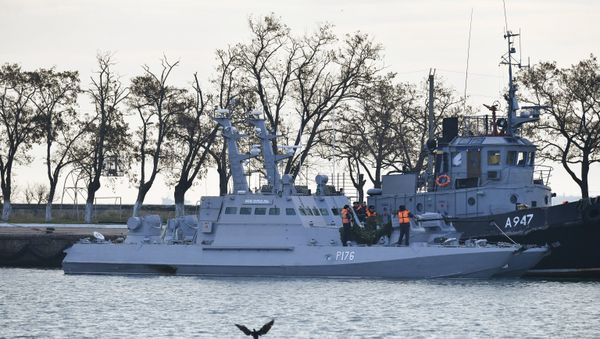 The detained Ukrainian ships are delivered to the port of Kerch - Sputnik International