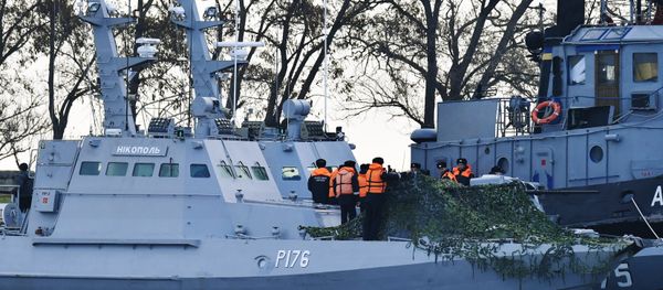 The detained Ukrainian ships are delivered to the port of Kerch The detained Ukrainian ships are delivered to the port of Kerch - Sputnik International