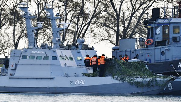 The detained Ukrainian ships are delivered to the port of Kerch - Sputnik International