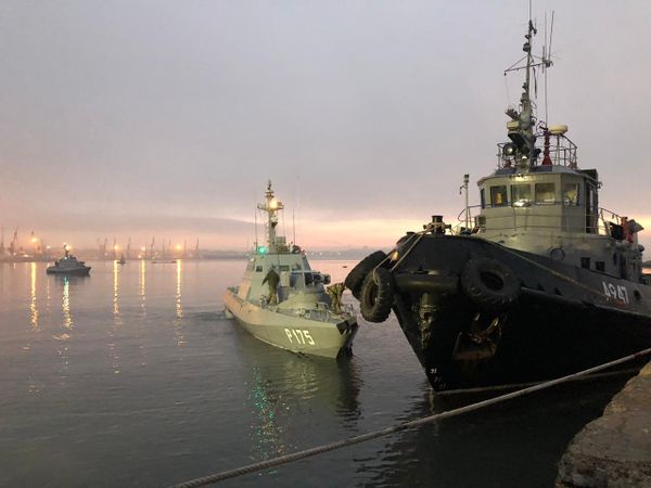 The detained Ukrainian ships are delivered to the port of Kerch - Sputnik International