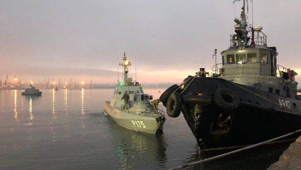 The detained Ukrainian ships are delivered to the port of Kerch The detained Ukrainian ships are delivered to the port of Kerch - Sputnik International