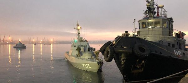 The detained Ukrainian ships are delivered to the port of Kerch - Sputnik International