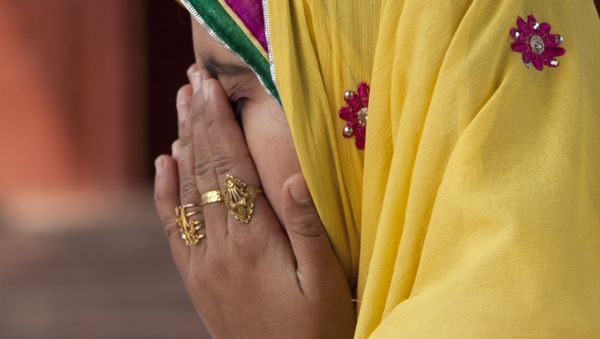 A Muslim woman prays at the 17th Century Jama Masjid, the principal mosque in the city, in New Delhi, India, Tuesday, Jan. 27, 2015. - Sputnik International
