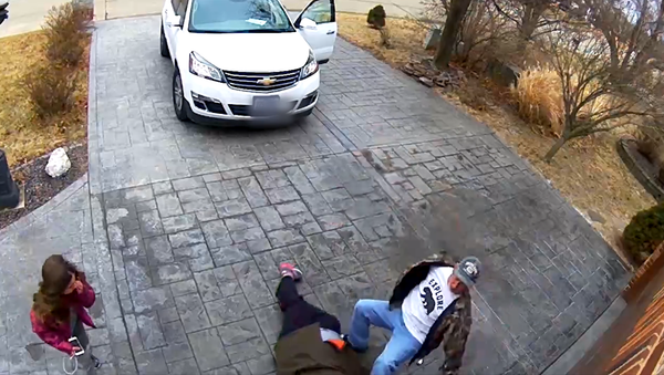 Family Despair: Parents and Daughter Take a Tumble on Black Ice - Sputnik International