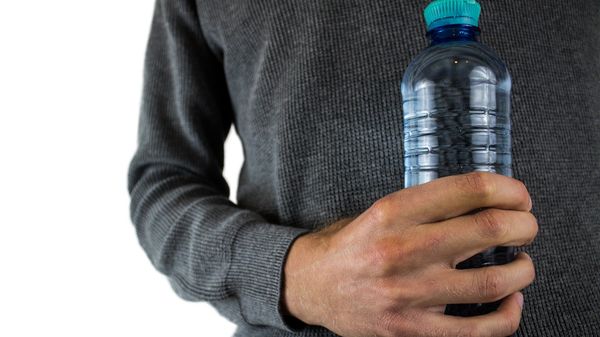 A person holding a water bottle - Sputnik International