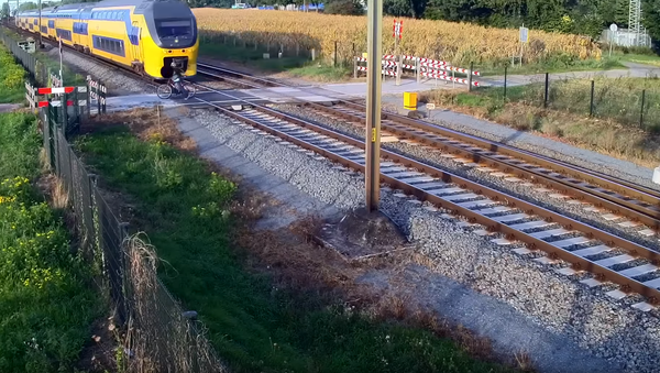 Look Both Ways! Dutch Cyclist Nearly Meets Demise by Double Decker Train - Sputnik International
