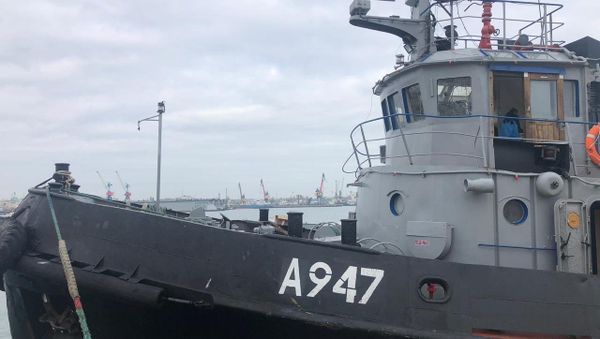 The detained Ukrainian ships are delivered to the port of Kerch The detained Ukrainian ships are delivered to the port of Kerch - Sputnik International