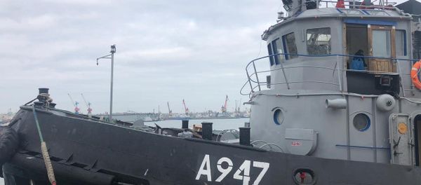 The detained Ukrainian ships are delivered to the port of Kerch The detained Ukrainian ships are delivered to the port of Kerch - Sputnik International