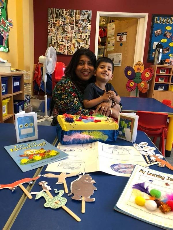 Alka Dass, pictured with her son Jai, has been campaigning against the closure of children's centres Alka Dass, pictured with her son Jai, has been campaigning against the closure of children's centres - Sputnik International