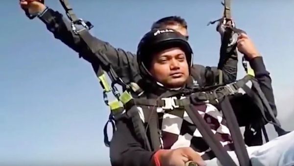 The brave pilot saved life to the tourist and broke - Sputnik International