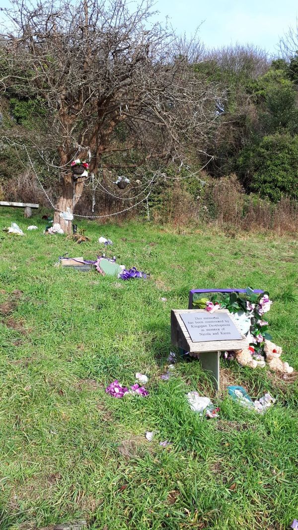 This shrine in Brighton's Wild Park was erected in memory of Nicola Fellows and Karen Hadaway - Sputnik International