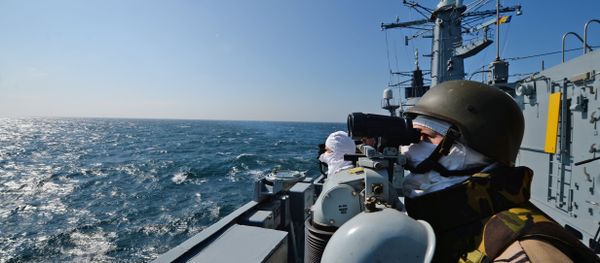 Romanian frigate Regina Maria personnel with the NATO Standing Maritime Group-2 keep watch during a military drill on the Black Sea, 60km from Constanta city March 16, 2015Romanian frigate Regina Maria personnel with the NATO Standing Maritime Group-2 keep watch during a military drill on the Black Sea, 60km from Constanta city March 16, 2015 Romanian frigate Regina Maria personnel with the NATO Standing Maritime Group-2 keep watch during a military drill on the Black Sea, 60km from Constanta city March 16, 2015Romanian frigate Regina Maria personnel with the NATO Standing Maritime Group-2 keep watch during a military drill on the Black Sea, 60km from Constanta city March 16, 2015 - Sputnik International