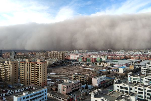 A sandstorm hits the city of Zhangye in Gansu province, China November 25, 2018 - Sputnik International