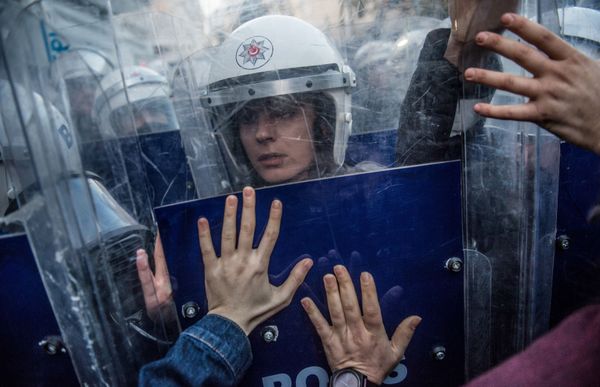 Turkish female riot police officer clashes with women's rights activists as they try to march to Istanbul's Taksim Square - Sputnik International