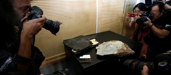 Photographers take photos of debris believed to belong to the missing Malaysia Airlines MH370, in Putrajaya, Malaysia November 30, 2018 - Sputnik International