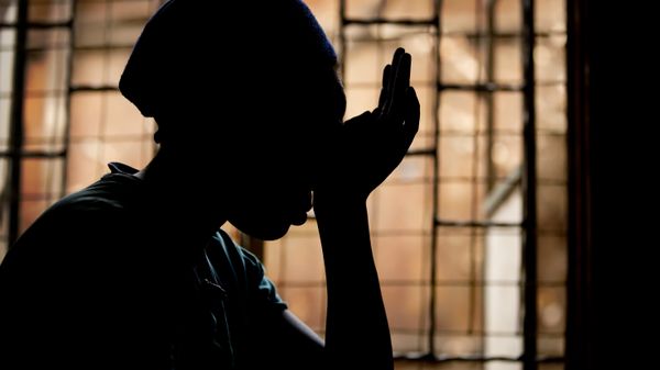 This 16-year-old Kenyan girl lost her mother from AIDS-related complications and lives with the stigma of being HIV positive - Sputnik International