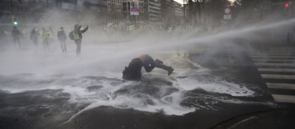 A demonstrator gets hit by a water cannon during a protest of the yellow jackets in Brussels, Friday, Nov. 30, 2018 A demonstrator gets hit by a water cannon during a protest of the yellow jackets in Brussels, Friday, Nov. 30, 2018 - Sputnik International