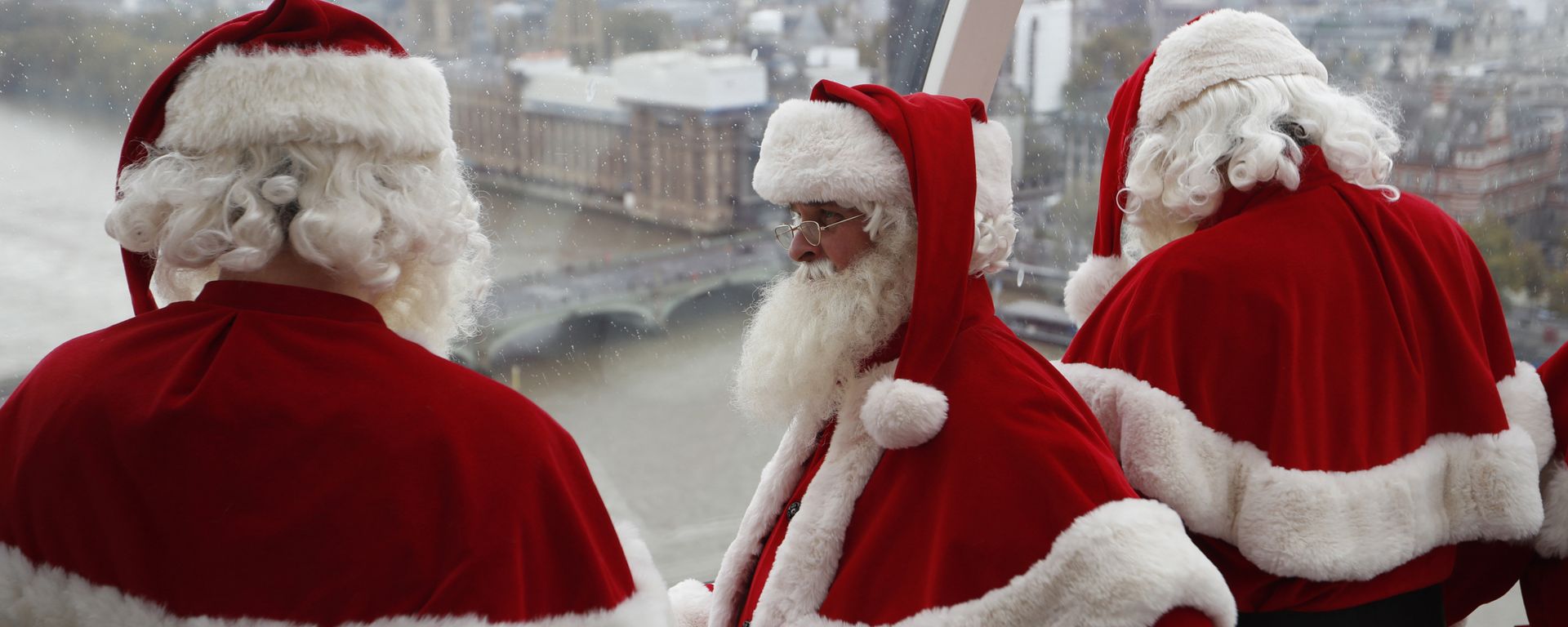 Santas from the Santa School take a look at the London skyline from a pod in the London Eye in London, Tuesday, Nov. 6, 2018. These Santas will be working in shops and malls around London as the Christmas season approaches. Santas from the Santa School take a look at the London skyline from a pod in the London Eye in London, Tuesday, Nov. 6, 2018. These Santas will be working in shops and malls around London as the Christmas season approaches. - Sputnik International, 1920, 15.12.2022