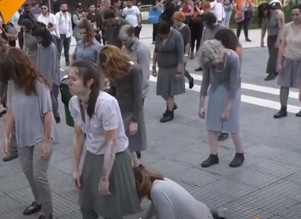 Theatre Troupe Conducts Zombie-Walk Performance - Sputnik International