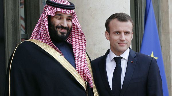 French President Emmanuel Macron, right, poses with Saudi Arabia Crown Prince Mohammed bin Salman before a meeting at the Elysee Palace in Paris, Tuesday, April 10, 2018. - Sputnik International