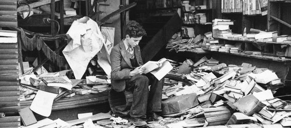 a boy sits amid the ruins of a London bookshop following an air raid on Oct. 8, 1940 a boy sits amid the ruins of a London bookshop following an air raid on Oct. 8, 1940 - Sputnik International