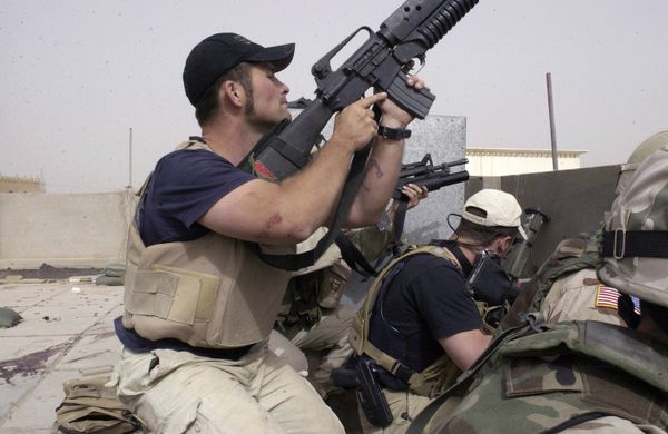plainclothes contractors working for Blackwater USA take part in a firefight as Iraqi demonstrators loyal to Muqtada al-Sadr attempt to advance on a facility being defended by U.S. and Spanish soldiers in the Iraqi city of Najaf - Sputnik International