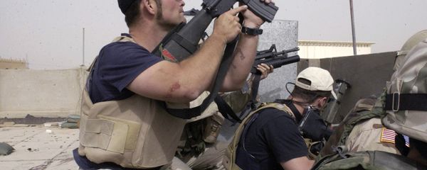 plainclothes contractors working for Blackwater USA take part in a firefight as Iraqi demonstrators loyal to Muqtada al-Sadr attempt to advance on a facility being defended by U.S. and Spanish soldiers in the Iraqi city of Najaf - Sputnik International