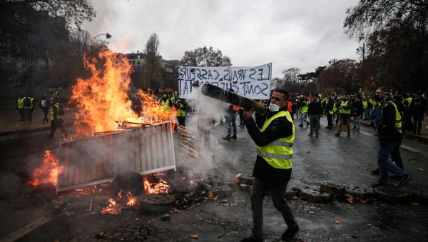 Protesters build a barricade during a protest of Yellow vests (Gilets jaunes) against rising oil prices and living costs, on December 1, 2018 in Paris Protesters build a barricade during a protest of Yellow vests (Gilets jaunes) against rising oil prices and living costs, on December 1, 2018 in Paris - Sputnik International